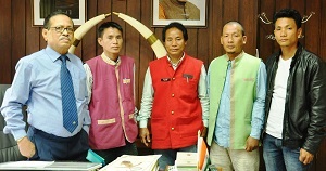 The Governor of Arunachal Pradesh Shri JP Rajkhowa with members of Basar Nallo Multipurpose Cooperative Society Ltd., Papum Pare District at Raj Bhavan, Itanagar on 16th November 2015